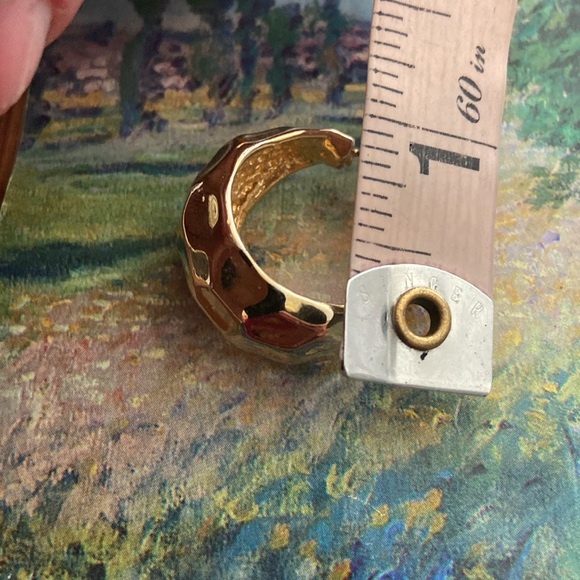 Vintage 80s Gold Tone Thick Hammered look Hoops Post Pierced Earrings - Picture 4 of 5